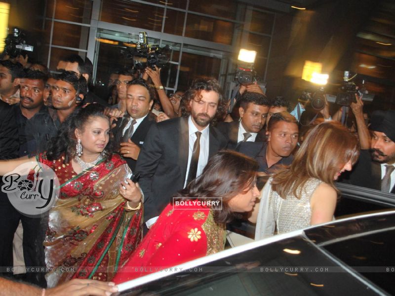 Hrithik Roshan With His Wife At The Shilpa Shetty S - Hrithik Roshan Wedding - HD Wallpaper 