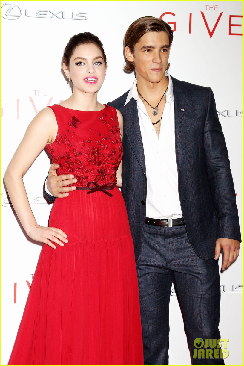 Odeya Rush Cameron Monaghan The Giver Nyc Premiere - Odeya Rush And Her Boyfriend - HD Wallpaper 