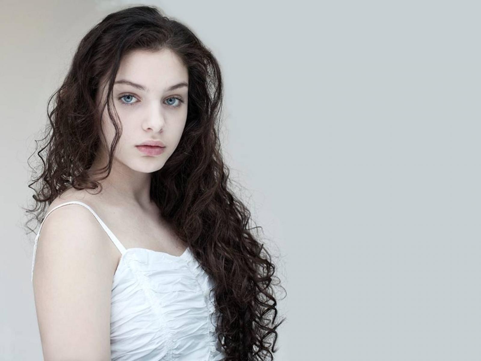 Odeya Rush - HD Wallpaper 