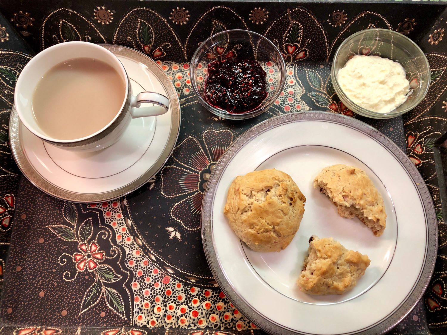 Earl Grey Tea In A White Tea Cup And Saucer, Raspberry - Scone - HD Wallpaper 
