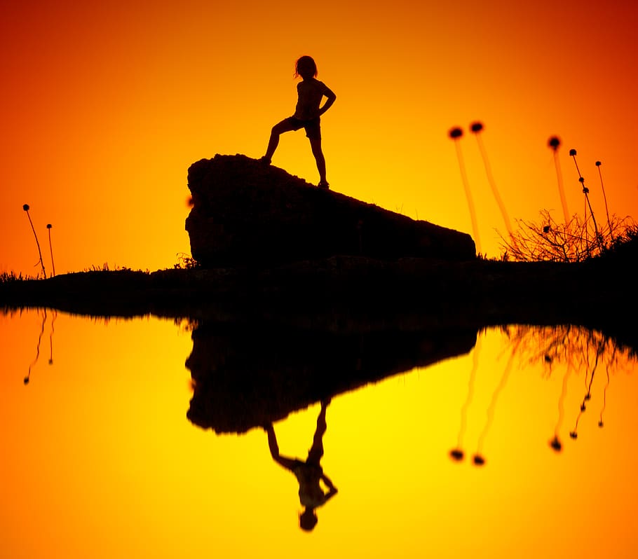 Silhouette Of Person, Water, Sunset, Reflection, Orange - Person In A Sun Set - HD Wallpaper 