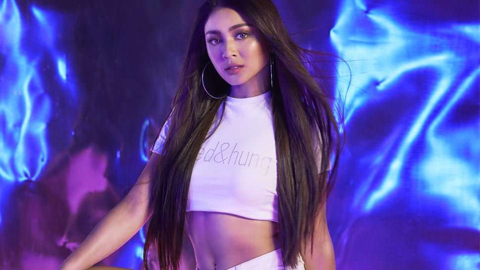 Nadine Lustre Recreates Claudine Barretto S Iconic - Nadine Lustre Folded And Hung - HD Wallpaper 
