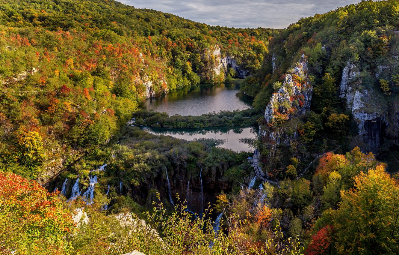 Photo Wallpaper Autumn, Forest, Mountains, Rocks, Waterfalls, - Plitvice View Autumn - HD Wallpaper 