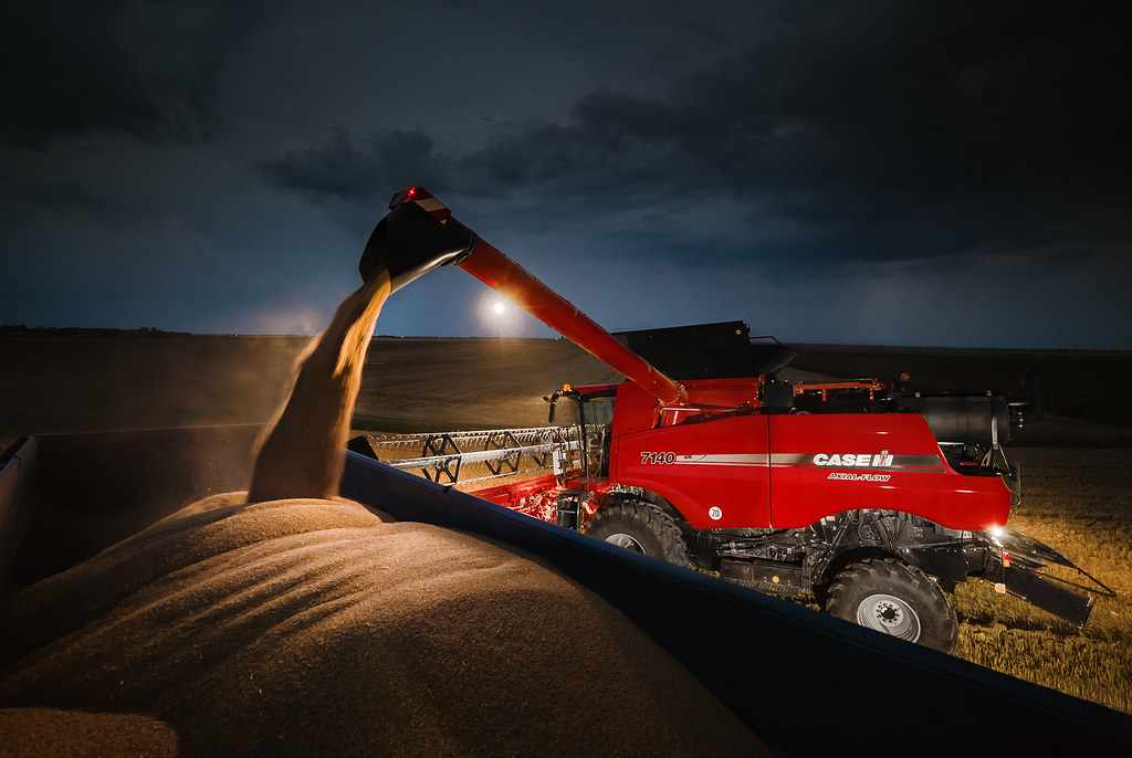 Case Ih Combines Night - HD Wallpaper 