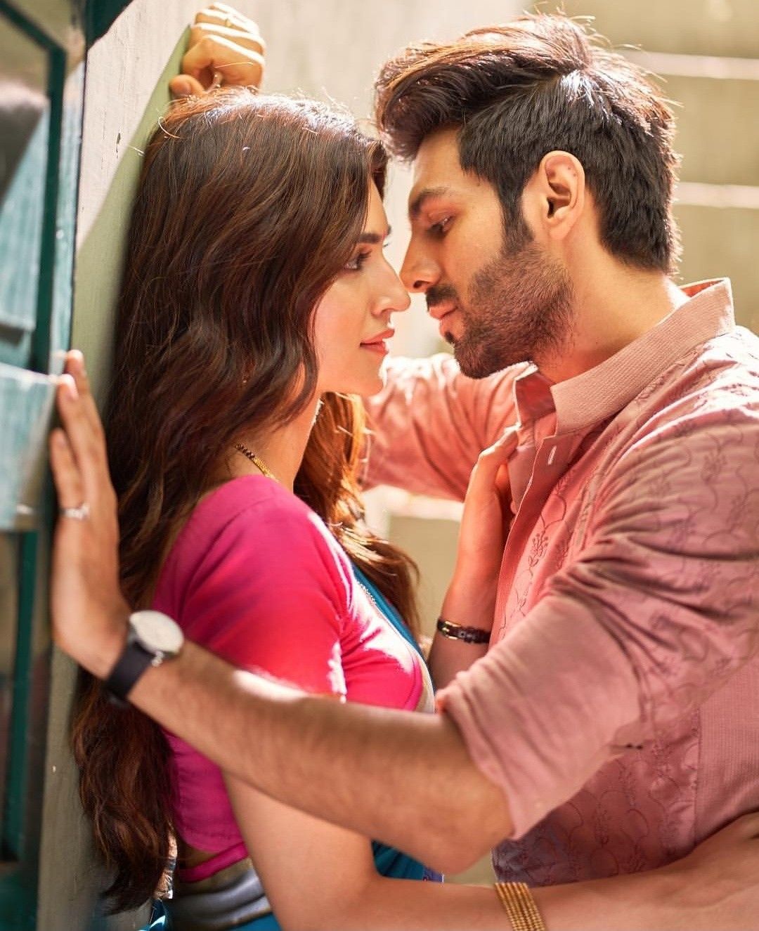 Kriti Sanon And Kartik - HD Wallpaper 