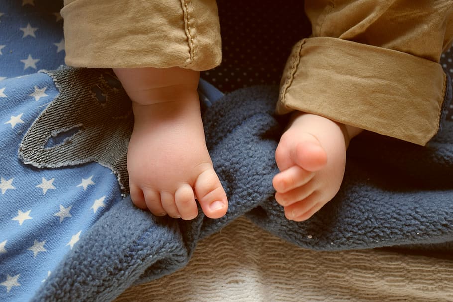Close-up Photo Of Baby S Feet, Hand, Human, Clothing, - Pies Hinchados En Bebes - HD Wallpaper 