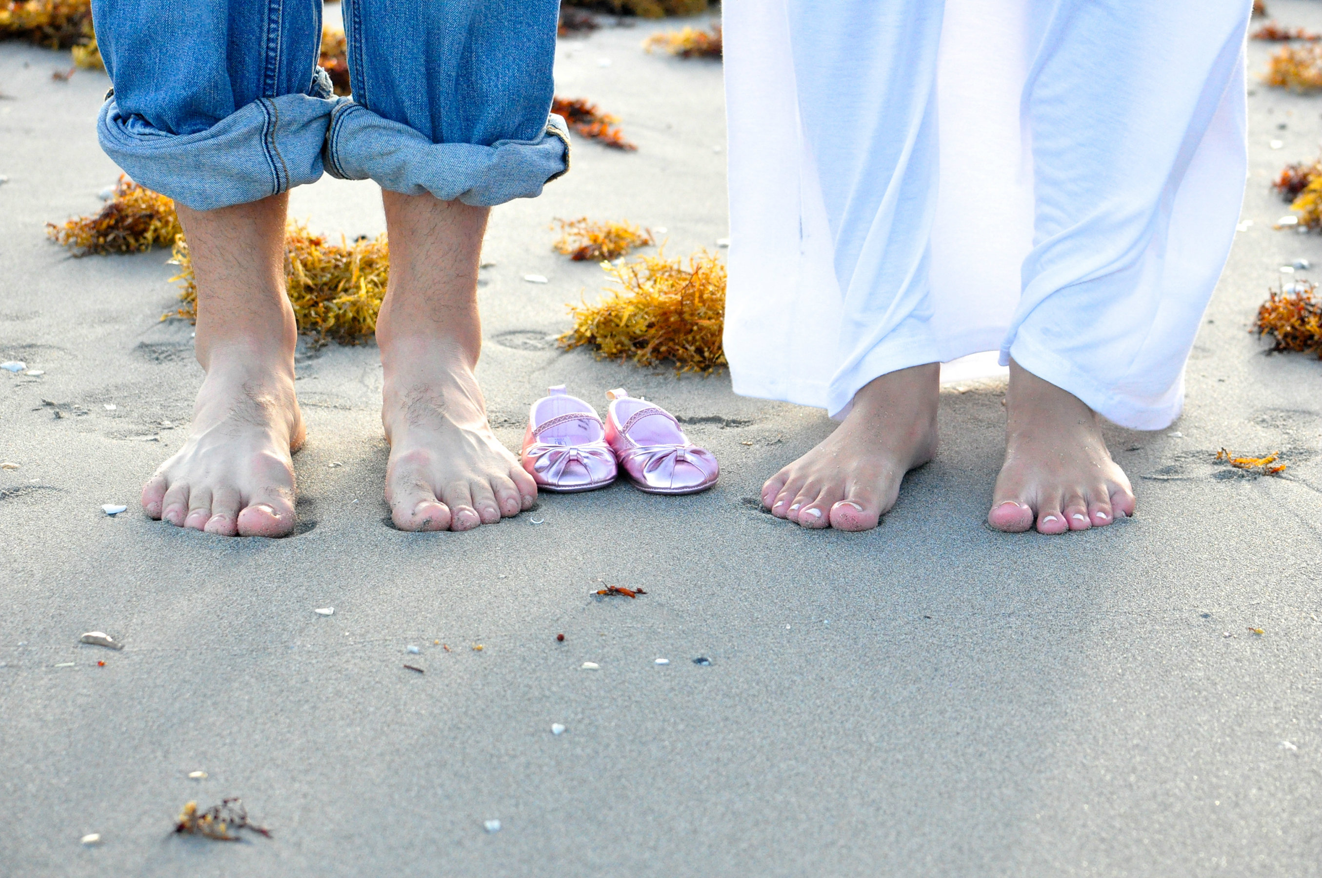 Beach Maternity Photos With Baby Shoes - HD Wallpaper 