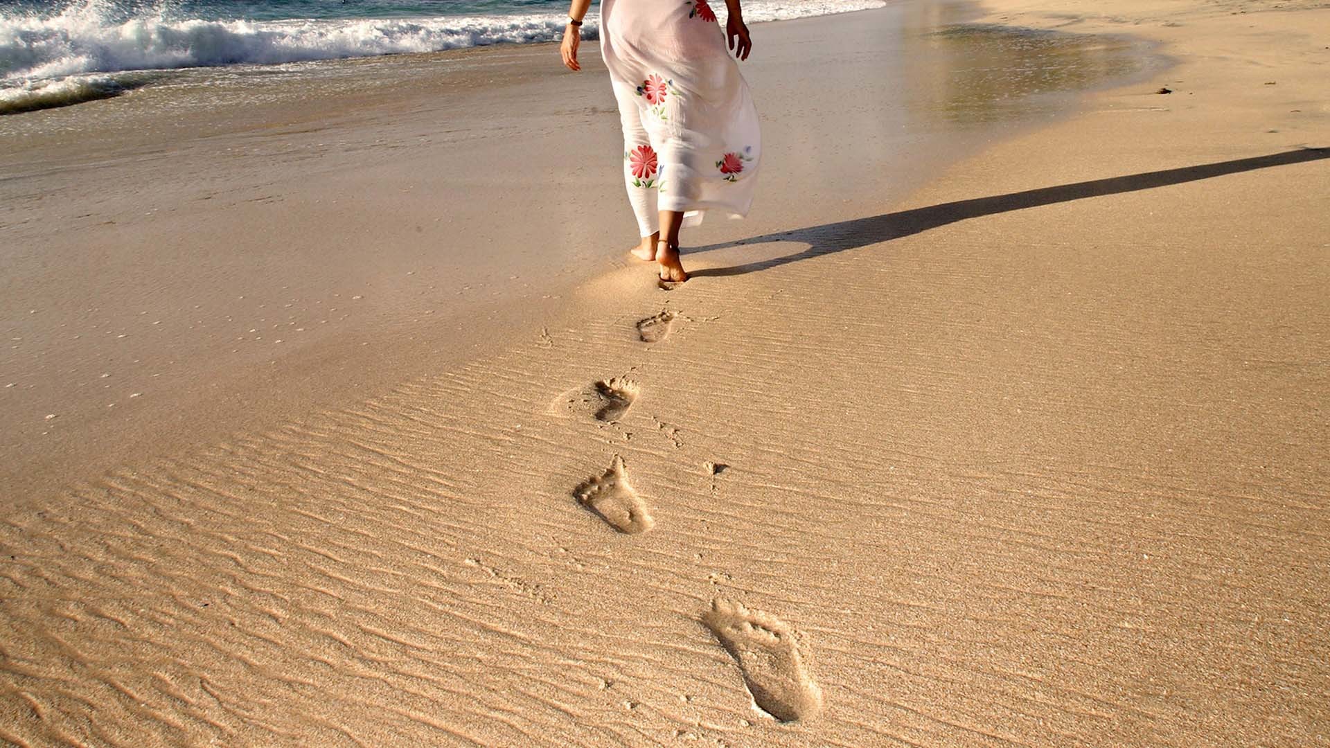 Footprints In Sand At Beach 
 Data Src Footprints In - Foot Prints On Sand - HD Wallpaper 