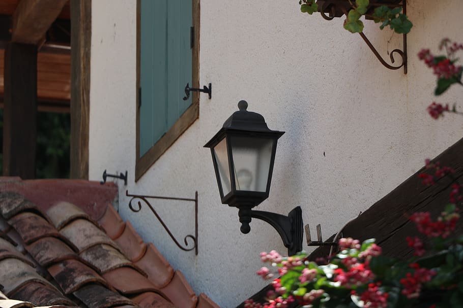 Lamp, Roof, Tile Roof, Plant, Blossom, Flower, Wallpaper, - Street Light - HD Wallpaper 