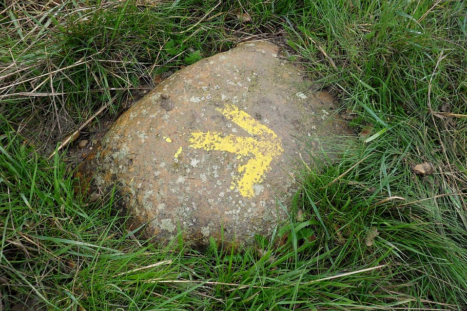 Jakobsweg, Away, Camino De Santiago, Pilgrimage, Characters, - Flechas Do Camino - HD Wallpaper 