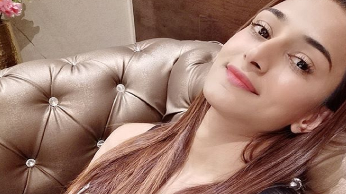 Erica Jennifer - Erica Fernandes Beautiful - HD Wallpaper 