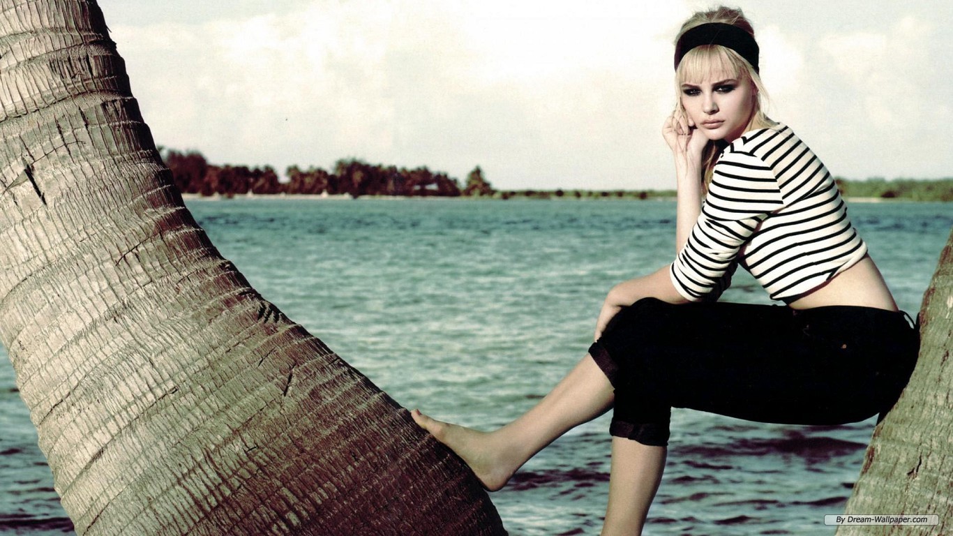 Free Star Wallpaper - Chloe Grace Moretz Photoshoot Hd - HD Wallpaper 