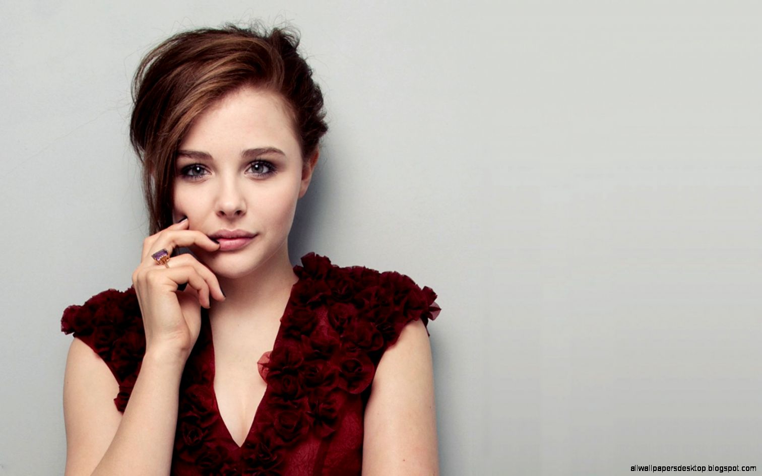 Chloe Grace Moretz Wallpaper - Chloë Grace Moretz Vogue - HD Wallpaper 