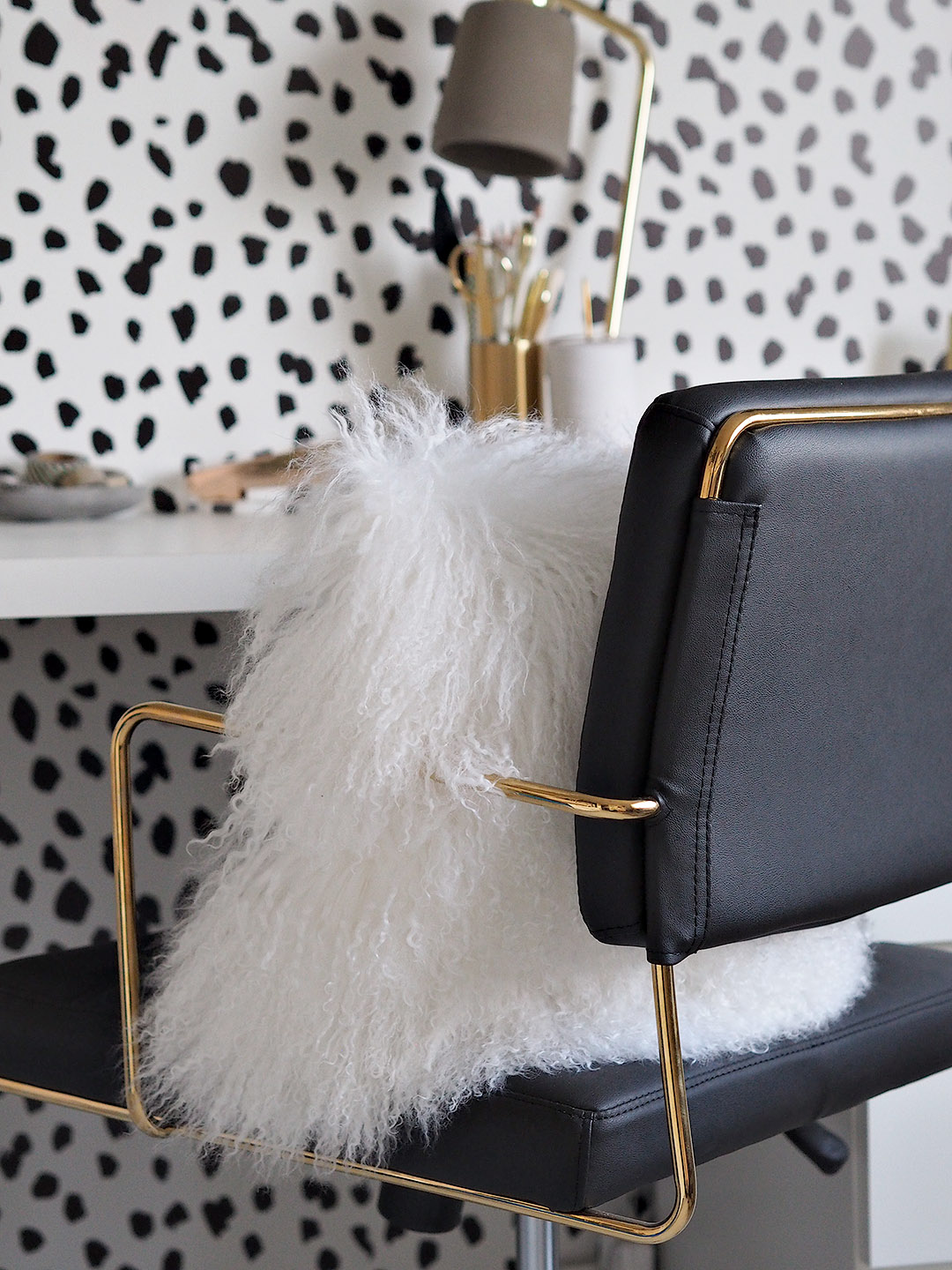 Dalmatian Print Wallpaper - Chair - HD Wallpaper 