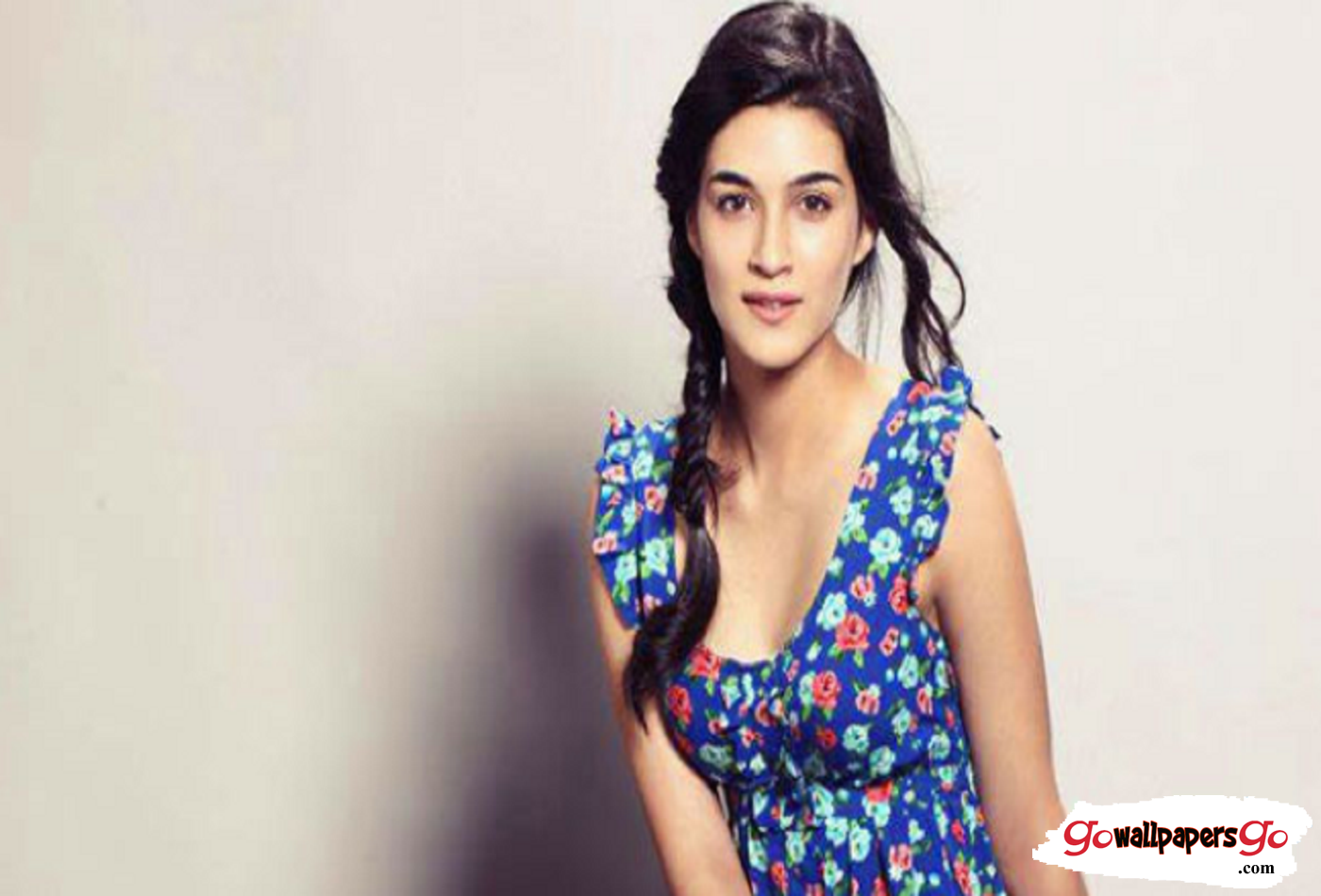 Kriti Sanon Wallpaper - Kriti Sanon Hot Feet - HD Wallpaper 