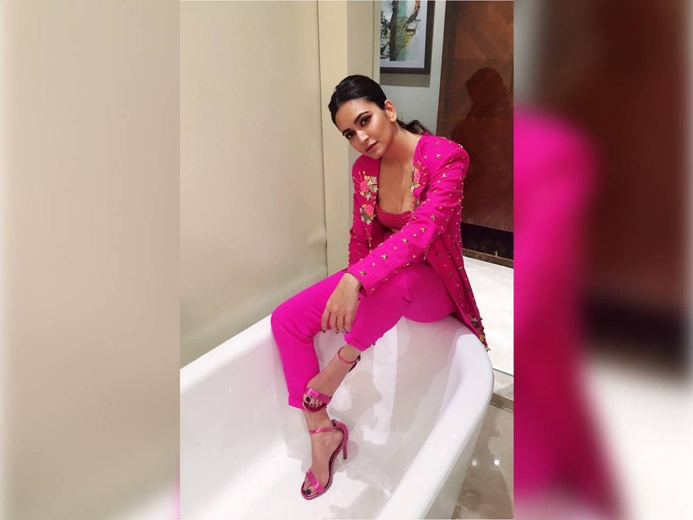 Kriti Kharbanda Wallpapers - Kriti Kharbanda New Hot Dress - HD Wallpaper 