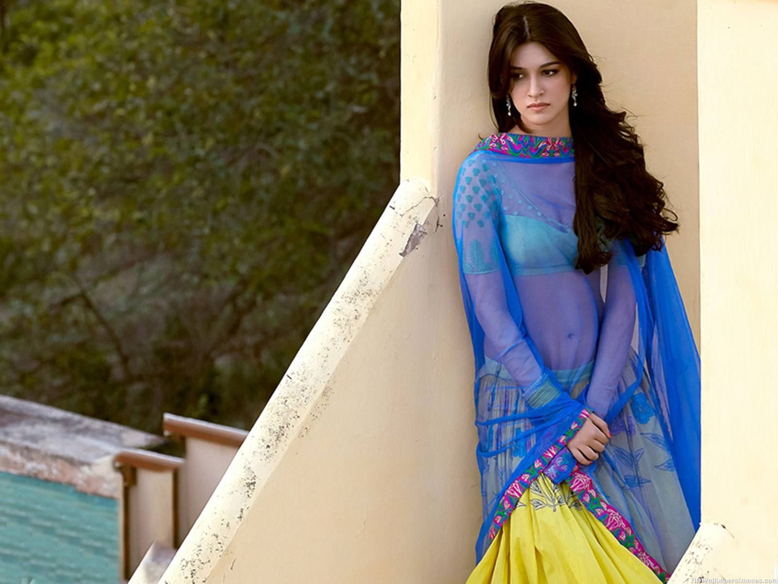 Kriti Sanon Sexy In Heropanti - HD Wallpaper 
