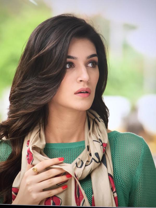 Secret Images Of Hot Kriti Sanon Real Life Personal - Actress Cute Kriti Sanon - HD Wallpaper 