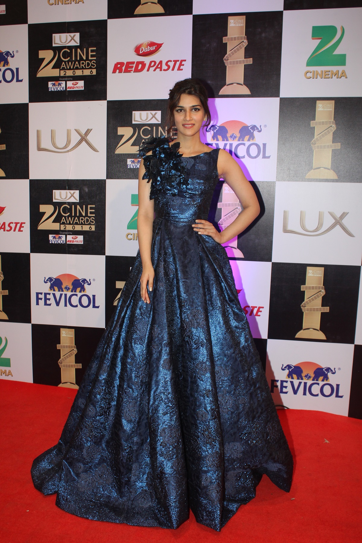 Beautiful Kriti Sanon Hot & Cute Pics Wallpapers - Zee Cine Awards 2017 Kriti Sanon - HD Wallpaper 