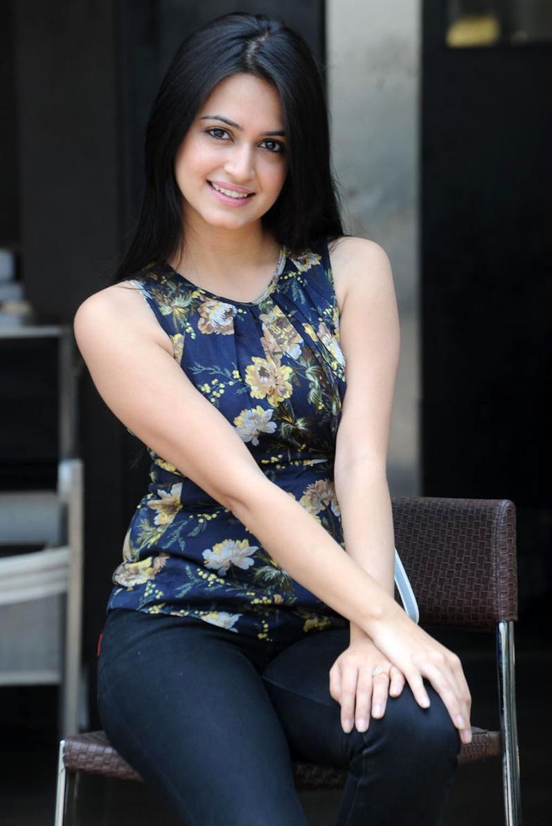 Krithi Karbandha, Kruti Karabanda Images, Kharbanda, - Kriti Kharbanda Hot Jeans - HD Wallpaper 