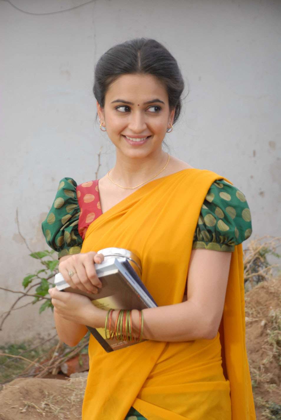 Kriti Kharbanda Half Saree - HD Wallpaper 
