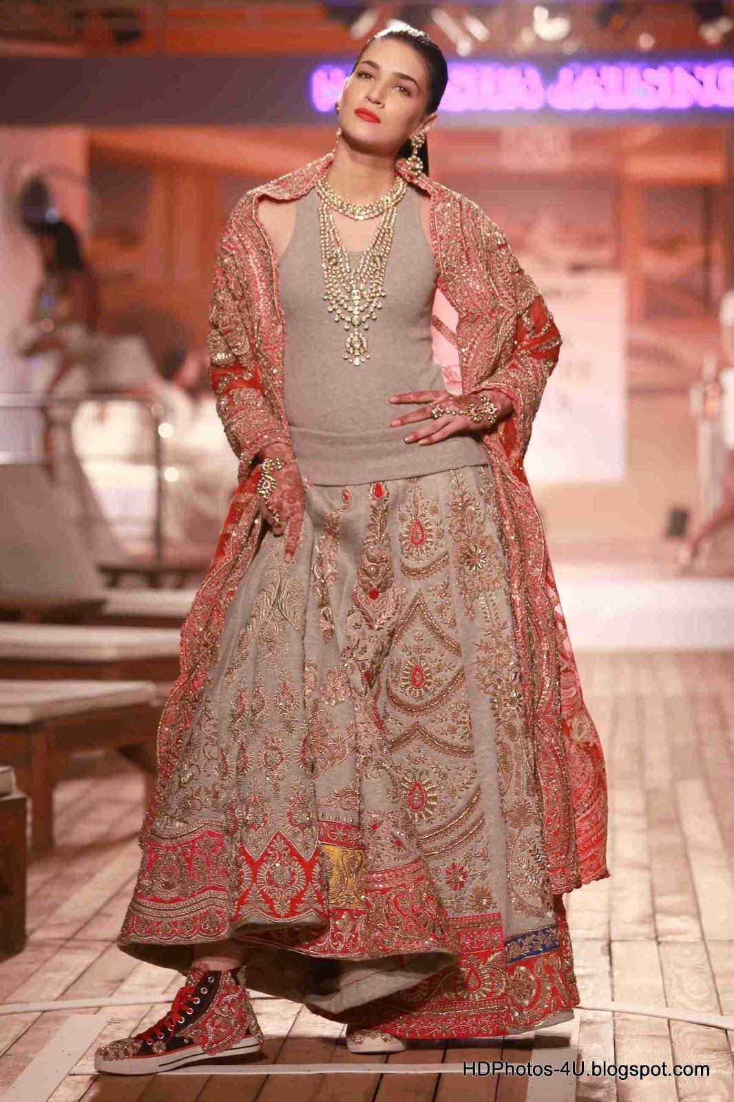 Kriti Sanon In Heropanti And Dilwale - HD Wallpaper 