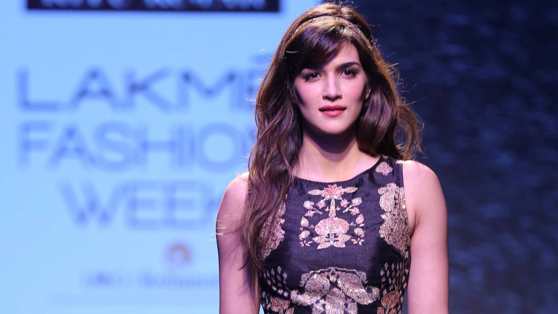 New Actress Kriti Sanon Hd Wallpaper - Kriti Sanon In 2019 - HD Wallpaper 