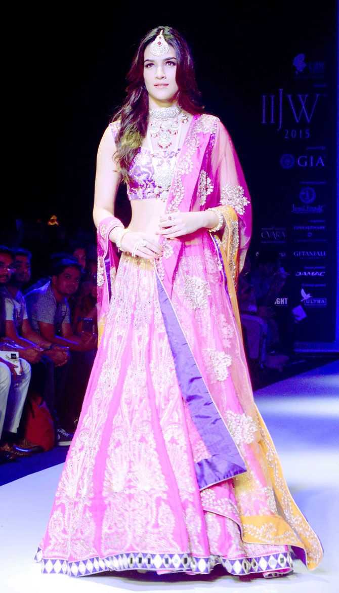 Kriti Sanon In Full Hd - HD Wallpaper 