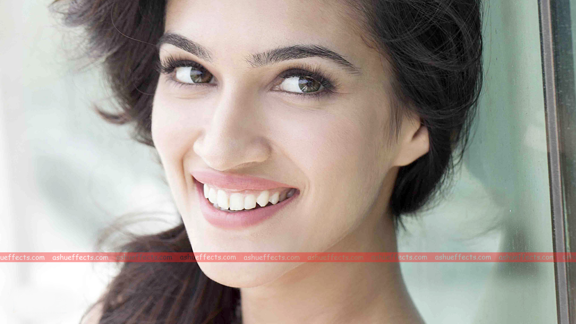 Actress Cute Kriti Sanon - HD Wallpaper 