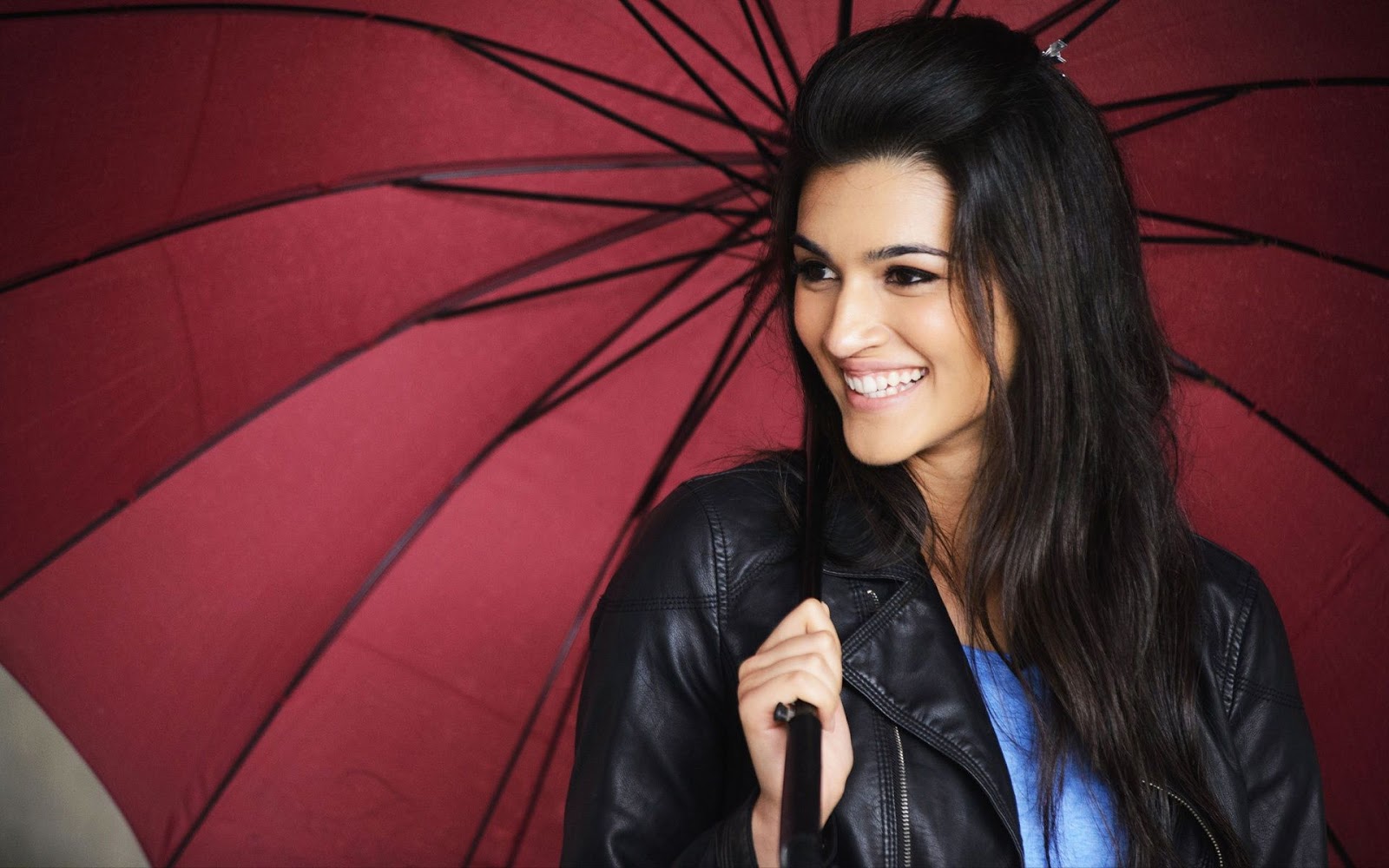 Best Kriti Sanon Wallpapers And Pics - Smile Kriti Sanon Best - HD Wallpaper 