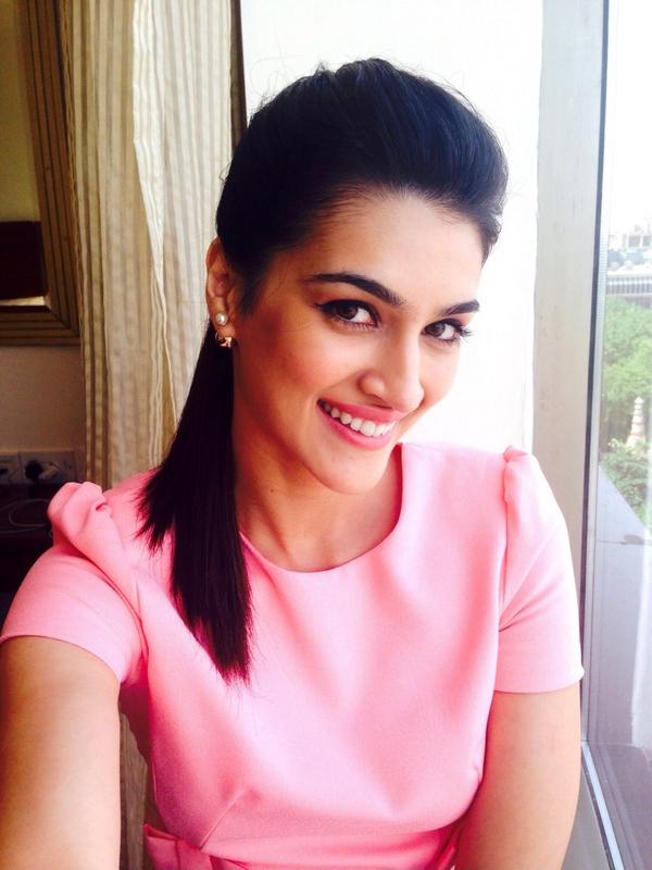Awesome, Beauty, Cute - Cute Smile Kriti Sanon - HD Wallpaper 