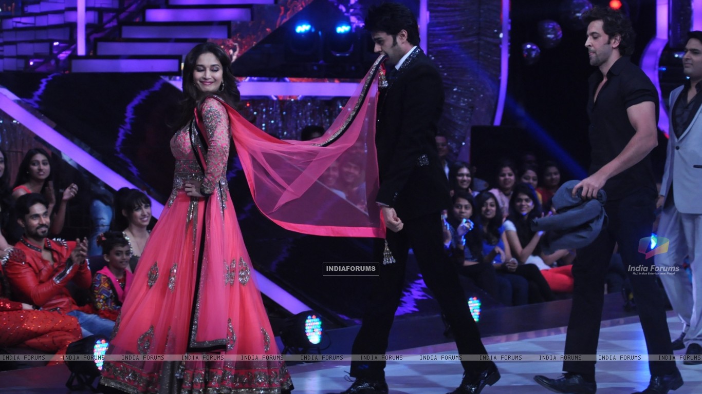 Manish Paul And Madhuri Dixit - HD Wallpaper 