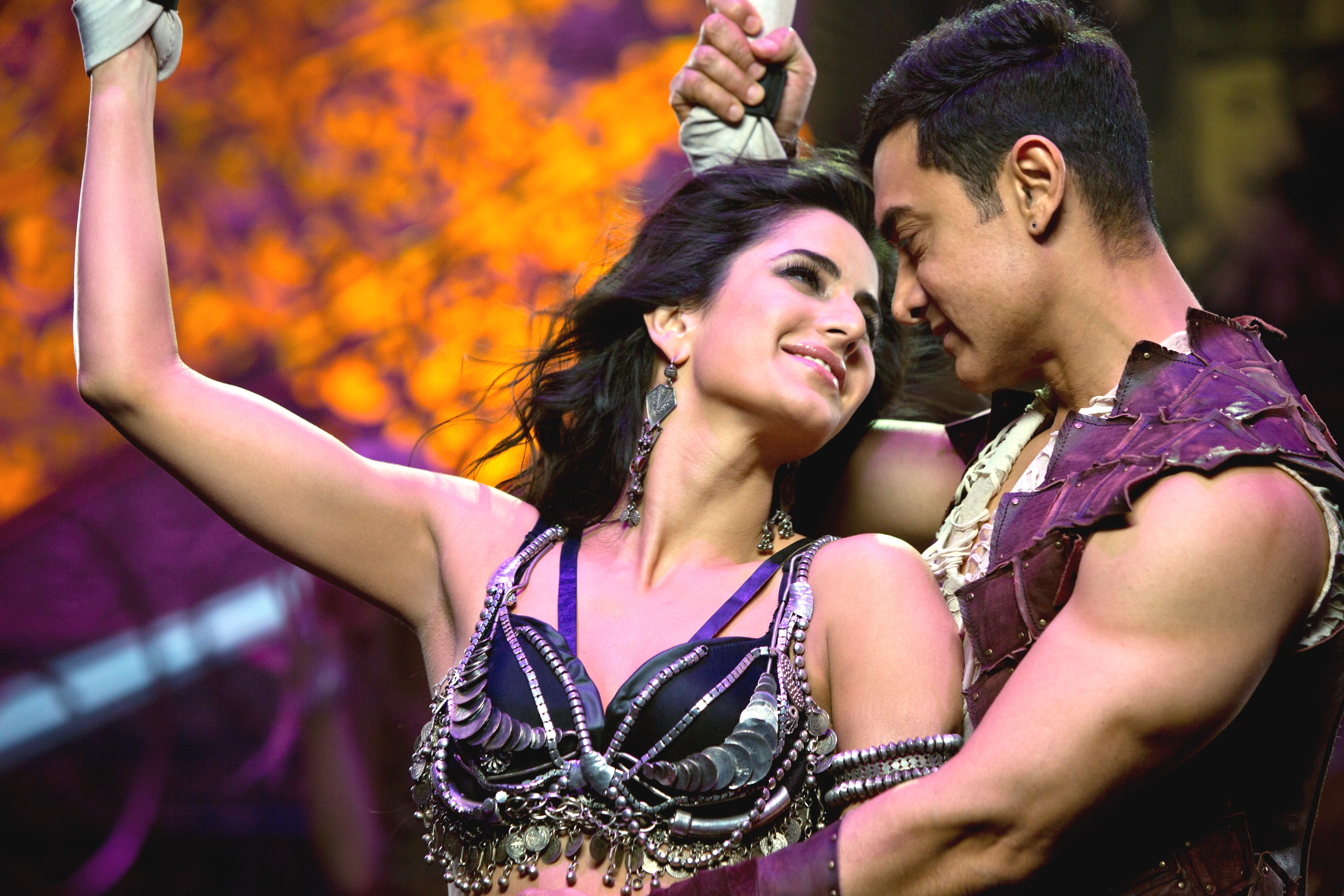 Katrina Kaif And Aamir Khan In Dhoom 3 Songs Wallpaper - Aamir Khan Katrina Kaif Dhoom 3 - HD Wallpaper 