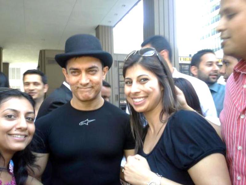 Aamir Khan Poses With His Fans - Amir Khan With Girl Fan - HD Wallpaper 