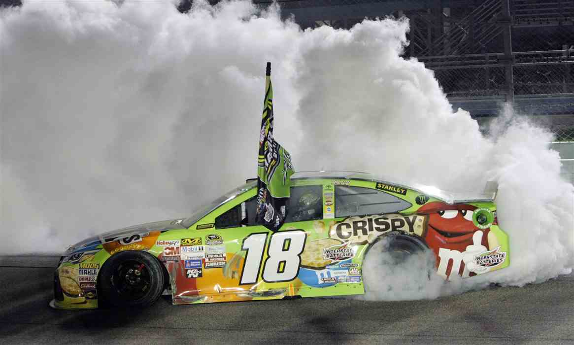Kyle Busch Does A Burnout After Winning The Nascar - Kyle Busch Victory Burnout - HD Wallpaper 