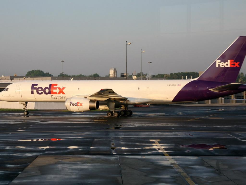 Pay No Mind To That Fiscal Year Behind The Curtain-fedex - Fedex - HD Wallpaper 
