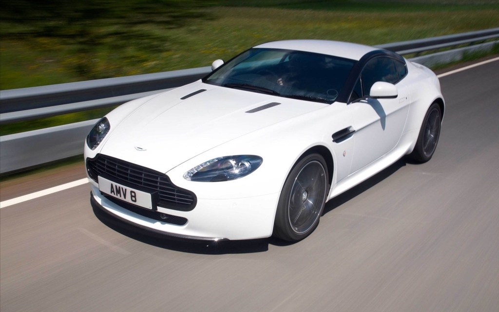 Aston Martin Kereta Sukan - Aston Martin V8 Vantage N420 - HD Wallpaper 