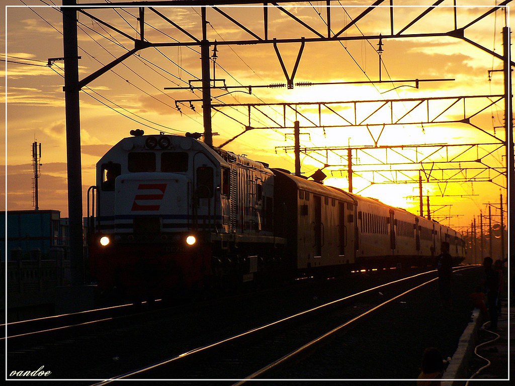 Kereta Api Indonesia - HD Wallpaper 