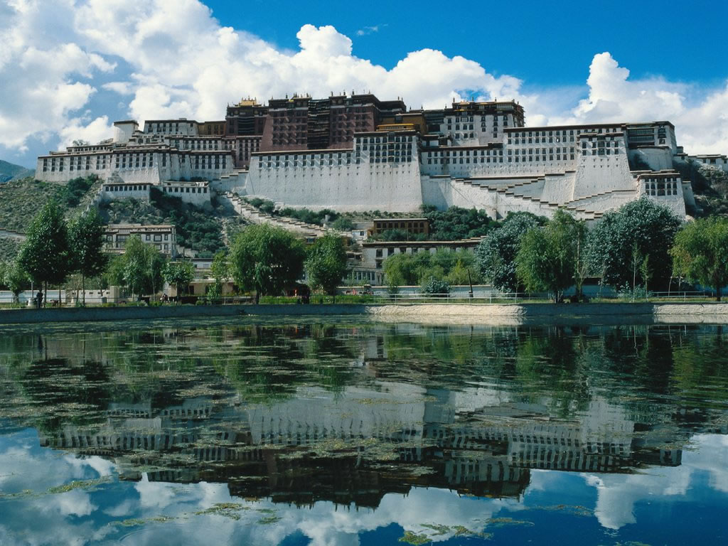 The Potala Palace - Tibet Baiyi Hotel - HD Wallpaper 