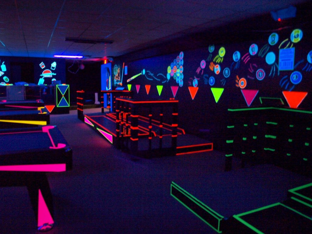 Black Light Party Wallpaper-s9q4ca1 - Black Light Game Room - HD Wallpaper 