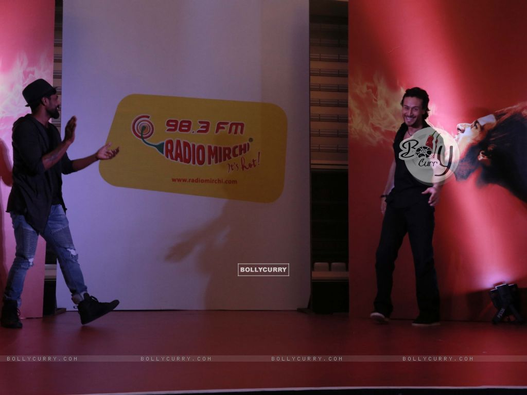 Tiger Shroff And Remo Dsouza Promotes A Flying Jatt - Radio Mirchi - HD Wallpaper 
