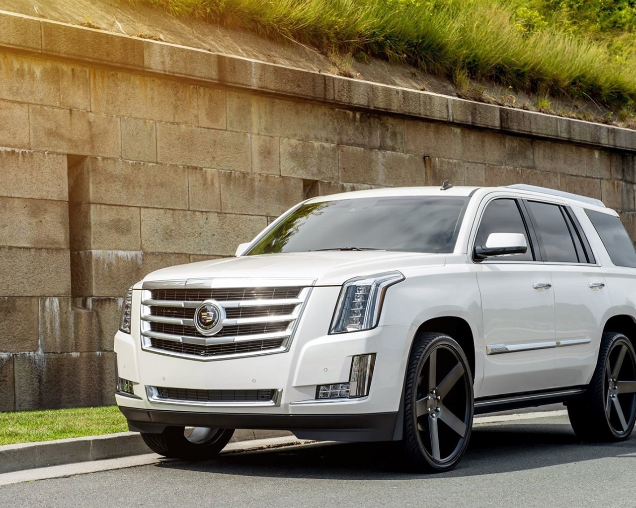 White Cadillac Escalade 2018 Monat - HD Wallpaper 