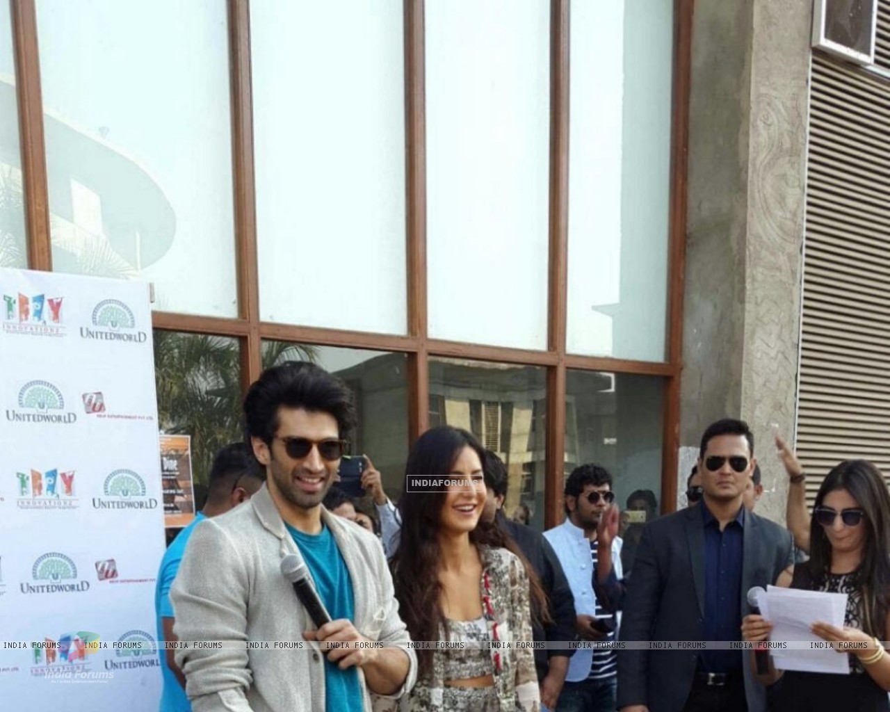 Katrina Kaif Long Top Design - HD Wallpaper 