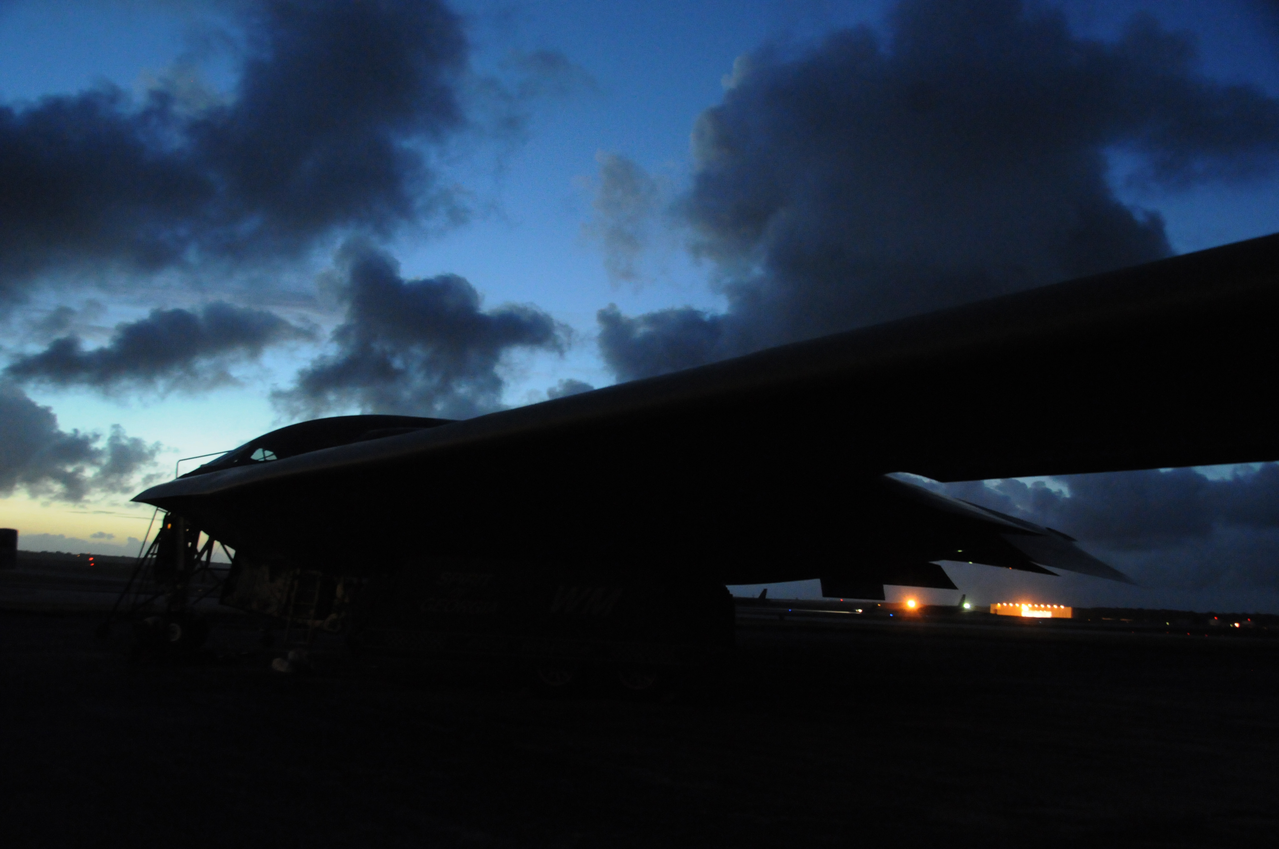 B 2 Stealth Bomber At Night - HD Wallpaper 