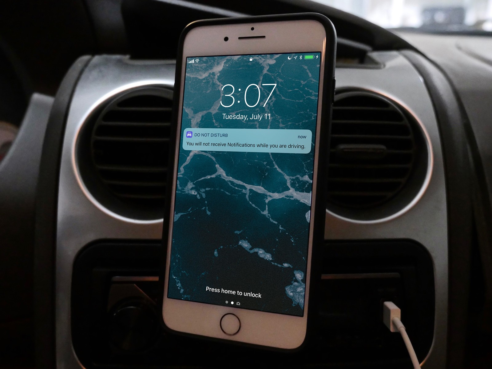 An Iphone Is Shown Attached To A Car Mount - Phone Notification In Car - HD Wallpaper 
