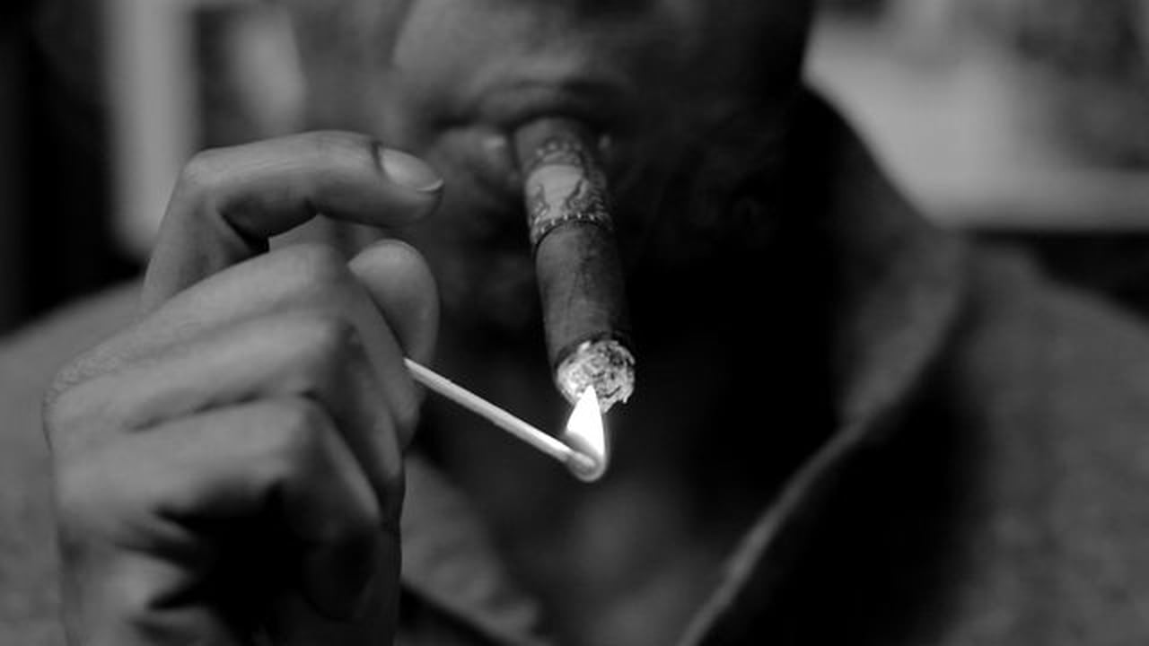 Cigar Smoking Wallpapers Hd - HD Wallpaper 