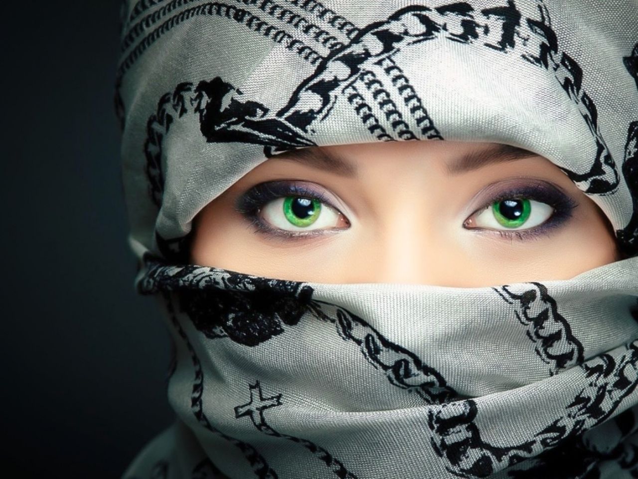 Girls With Scarf On Face - HD Wallpaper 