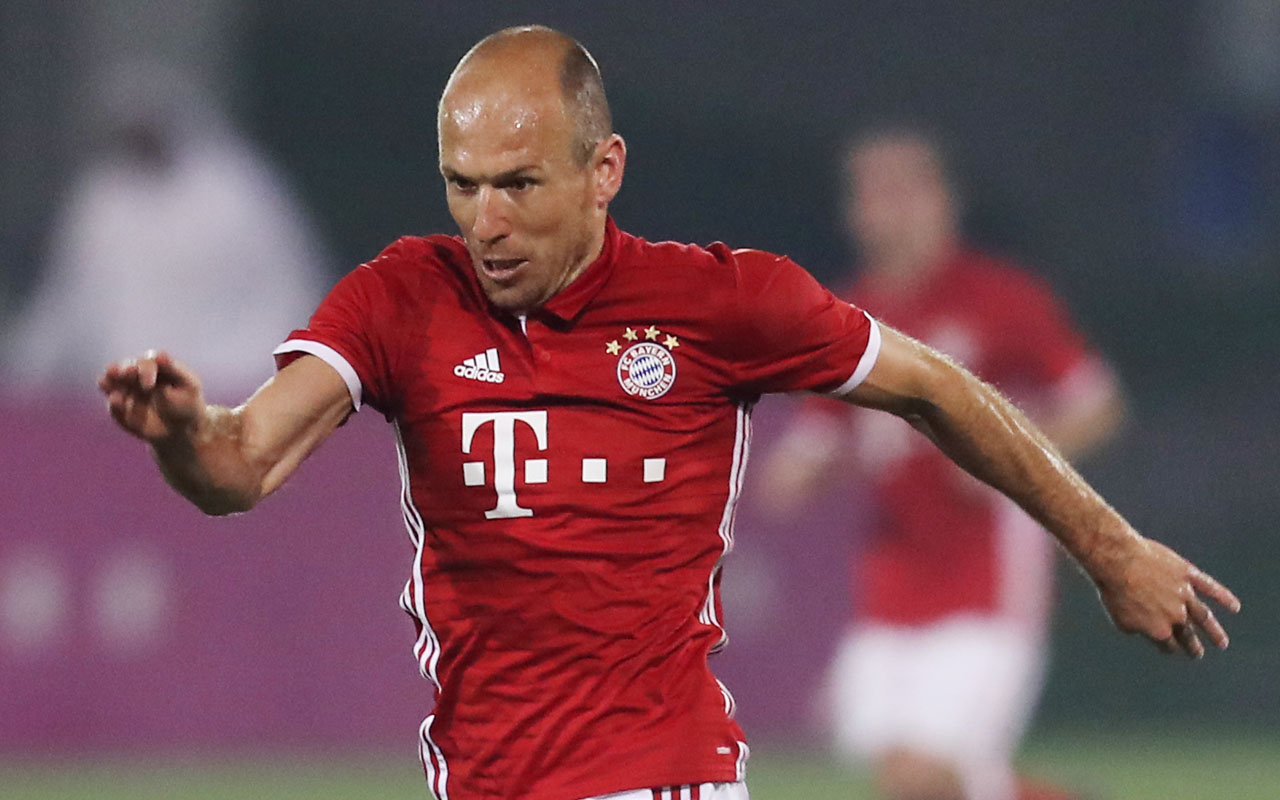 Bayern Munich S Arjen Robben Controls The Ball During - Robben 2017 - HD Wallpaper 