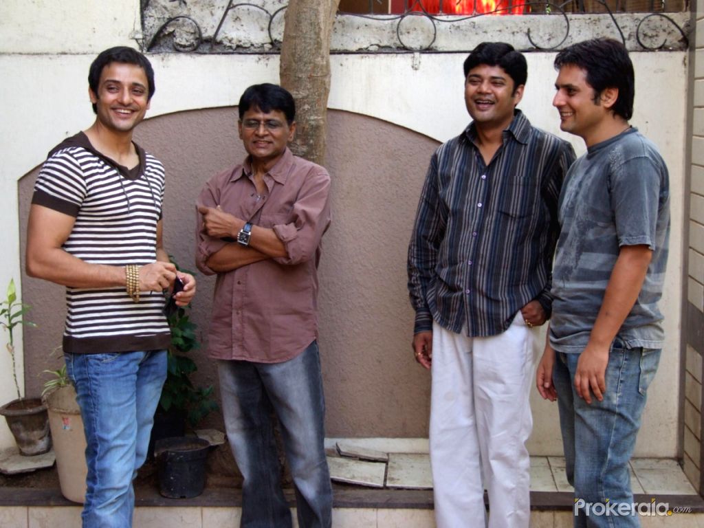 Family - HD Wallpaper 