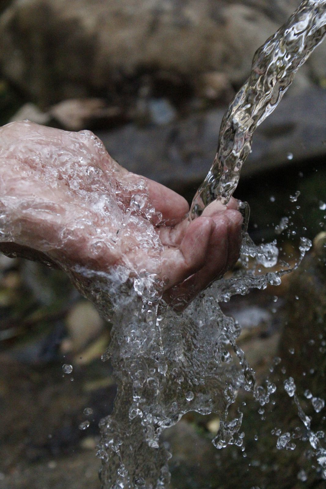 Water Hand Fall Wallpaper - Hands Water - HD Wallpaper 